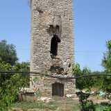 ...ci imbattiamo nella nostra prima meta, la diroccata Torre di Zappino, cos� chiamata per la sua vicinanza al complesso predetto. Eretta con funzione di vigilanza militare tra IX e X secolo, con la sua porticina lignea e la grande monofora che si apre tra i due piani mantiene un fascino quasi fiabesco (Foto di Giuseppe Maldera)